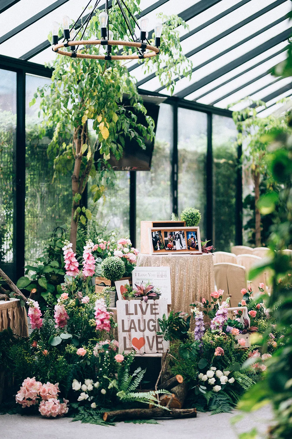 Photo by Trees On The Moon. theweddingnotebook.com