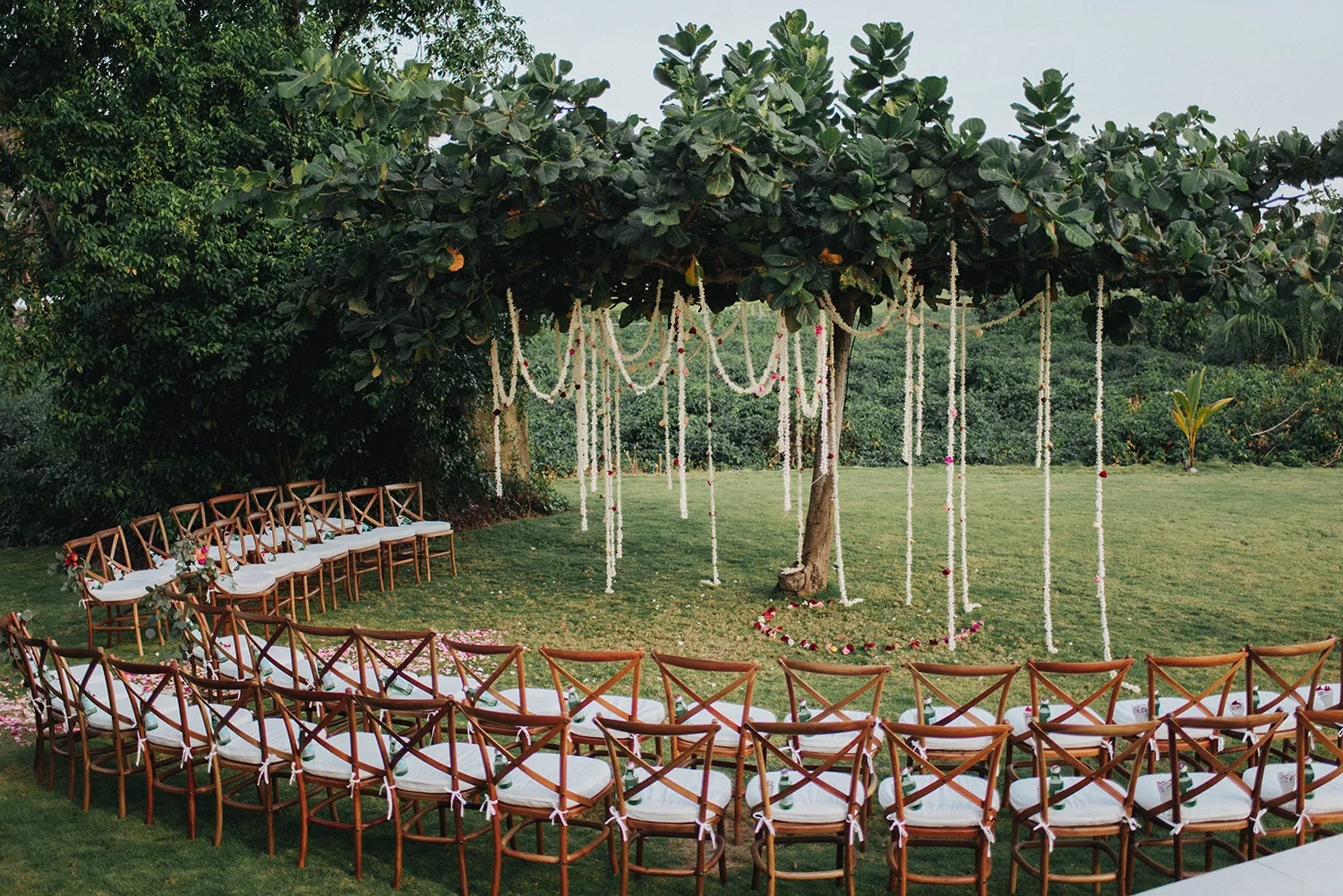 Destination wedding in Bali. Photography by Terralogical. theweddingnotebook.com