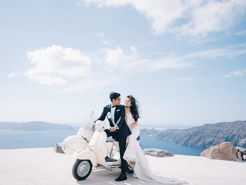 A Breathtaking Minimalist Wedding in Santorini, Greece