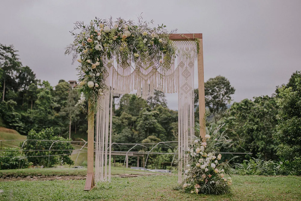 Boho wedding arch. Photo by Hellojanelee. theweddingnotebook.com