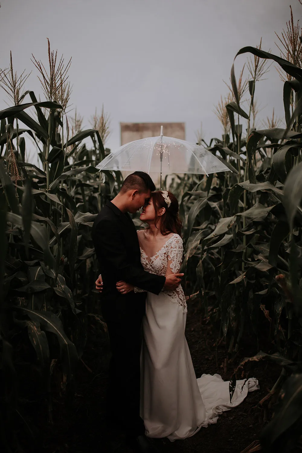 Photo by Jessielyee Photography. theweddingnotebook.com