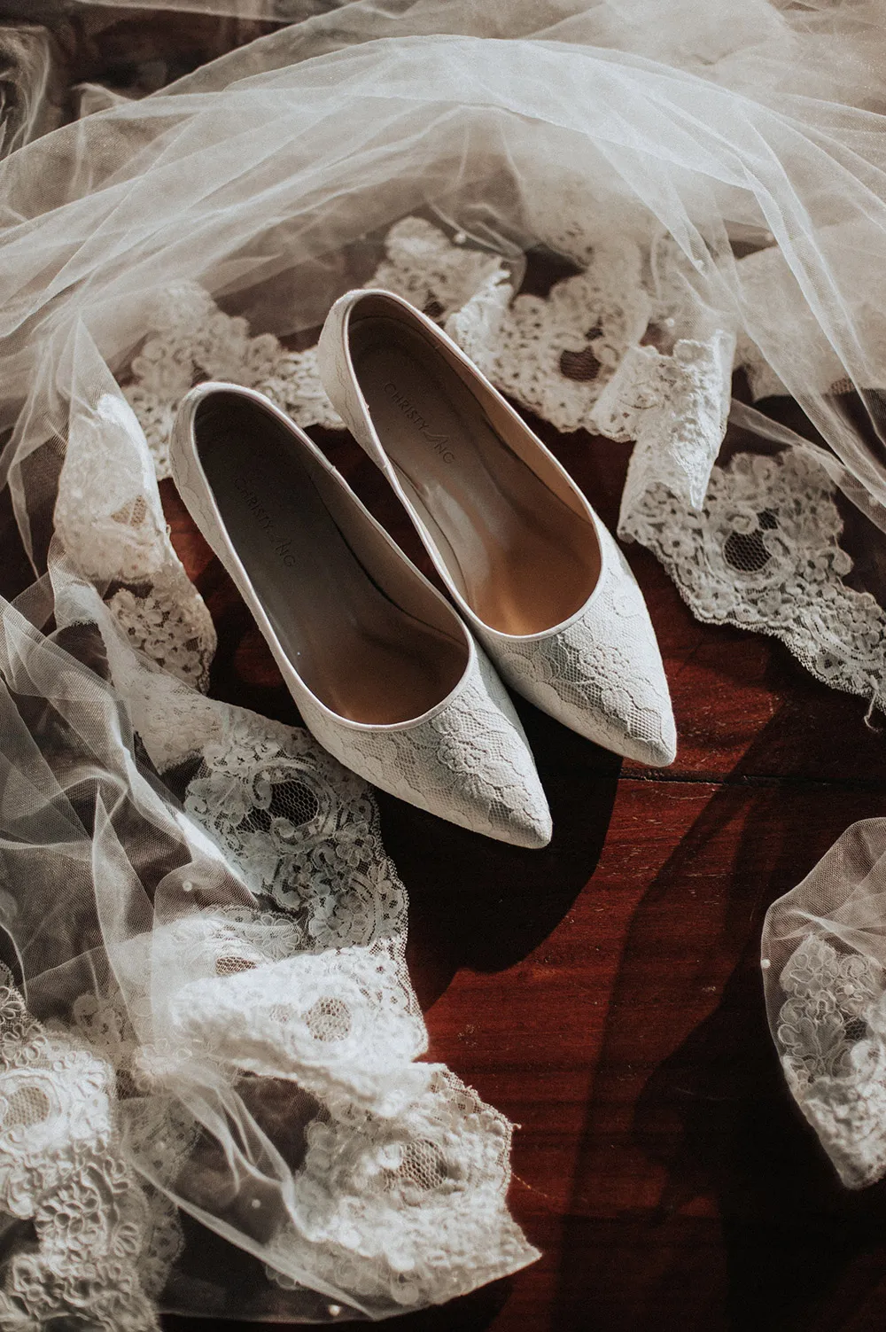 Photo by Munkeat Photography. theweddingnotebook.com