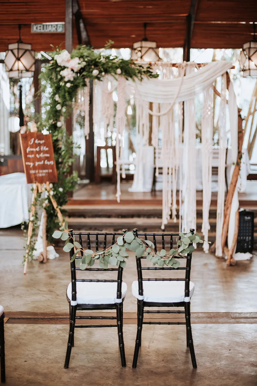 Photo by Munkeat Photography. theweddingnotebook.com