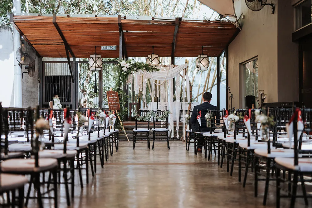 Photo by Munkeat Photography. theweddingnotebook.com