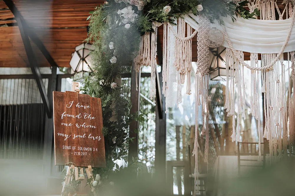 Photo by Munkeat Photography. theweddingnotebook.com