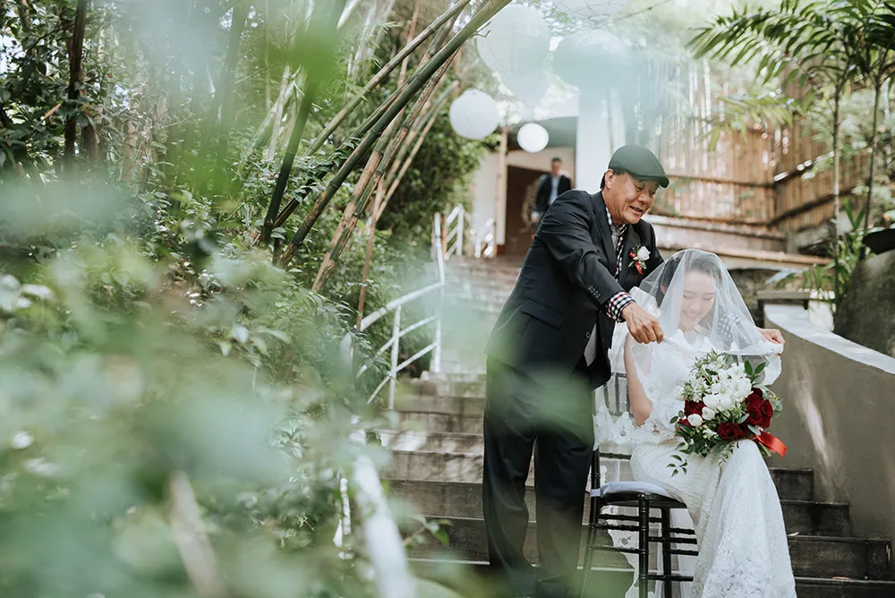 Photo by Munkeat Photography. theweddingnotebook.com