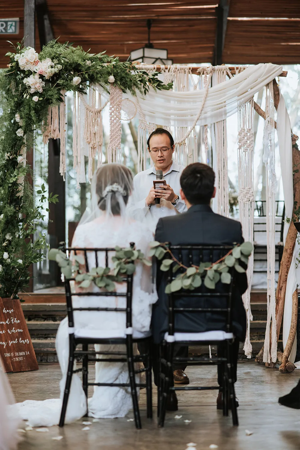 Photo by Munkeat Photography. theweddingnotebook.com