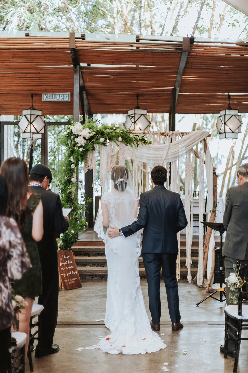 Photo by Munkeat Photography. theweddingnotebook.com