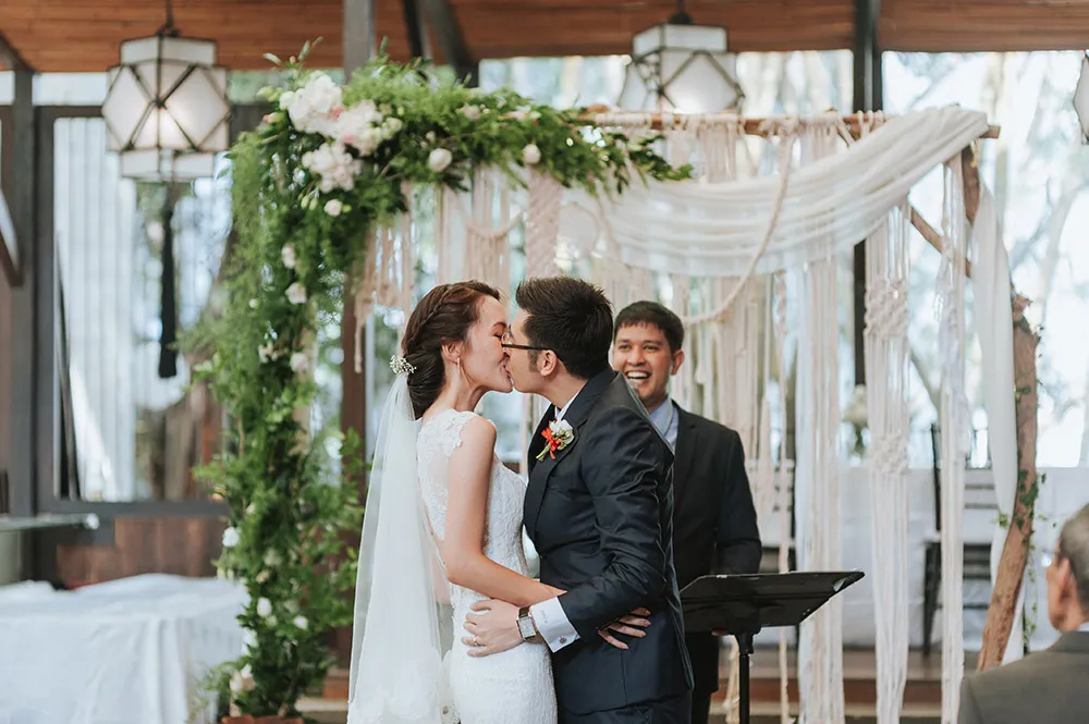 Photo by Munkeat Photography. theweddingnotebook.com