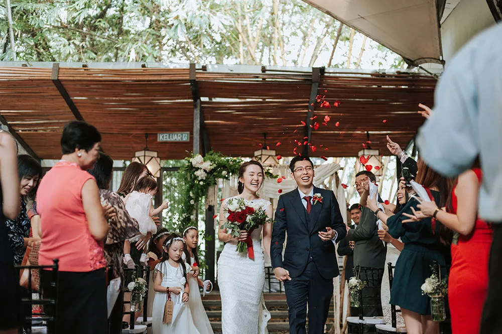 Photo by Munkeat Photography. theweddingnotebook.com