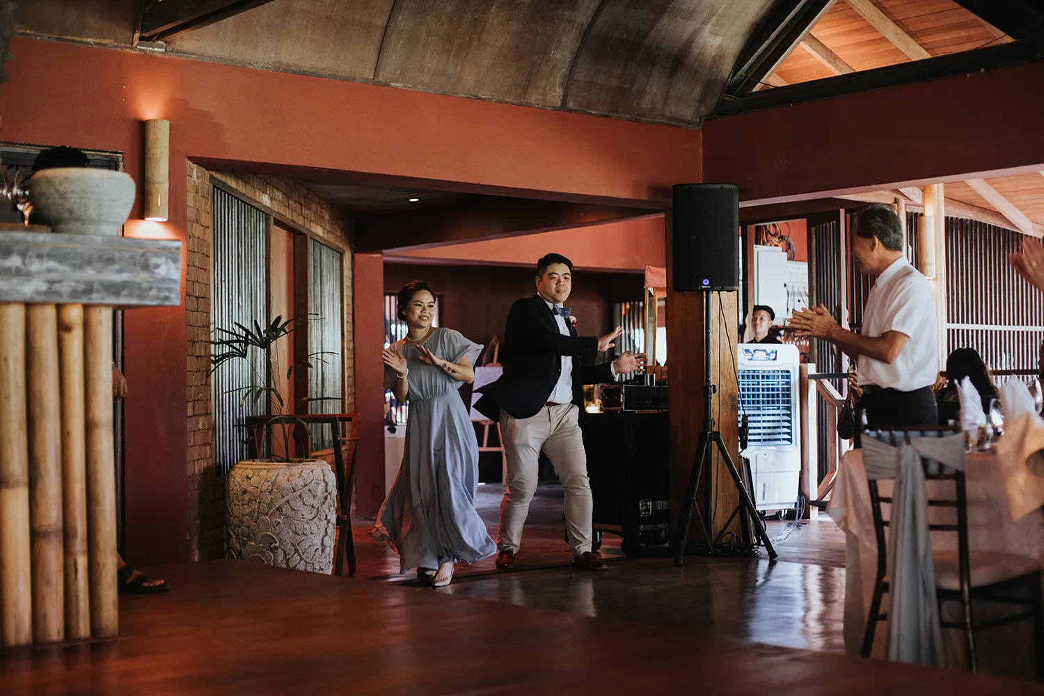 Zach Chin of Munkeat Studio. theweddingnotebook.com