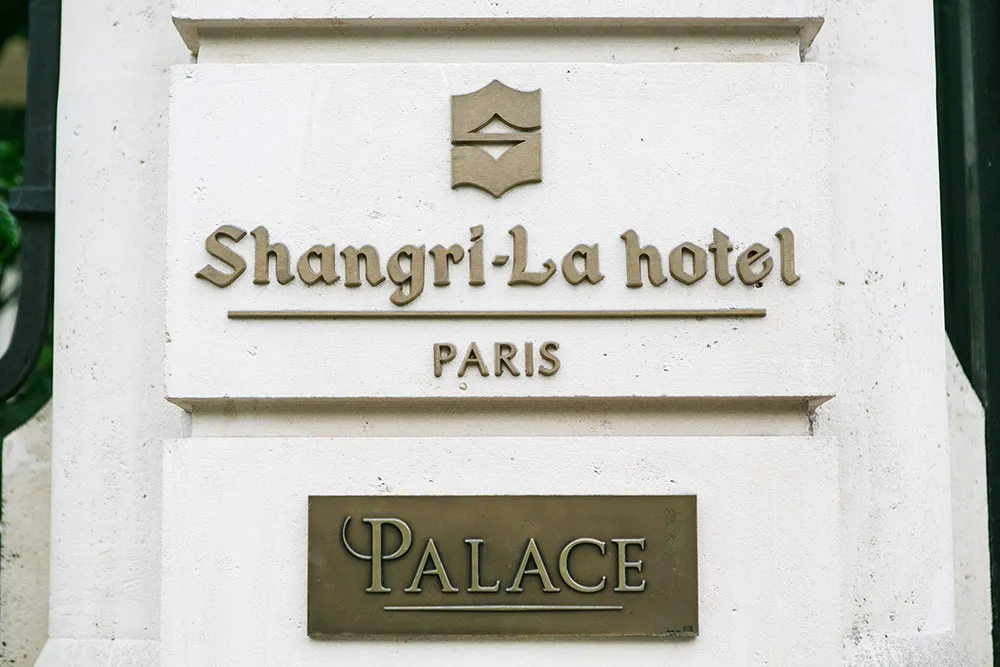 Destination wedding at Shangri-la Hotel Paris. Catherine O'hara Photography. theweddingnotebook.com