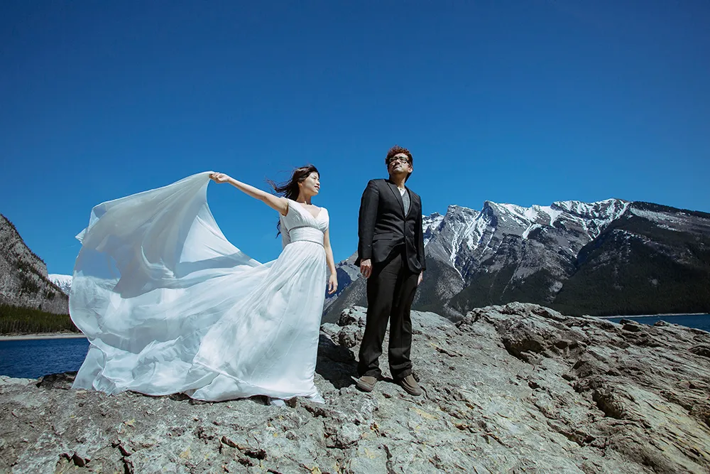 DIY Wedding Photoshoot, Lake Minnewanka, Canada. theweddingnotebook.com
