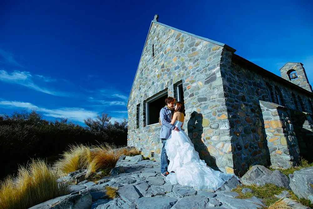 DIY Wedding Photoshoot, Lake Tekapo, Canterbury, New Zealand. theweddingnotebook.com