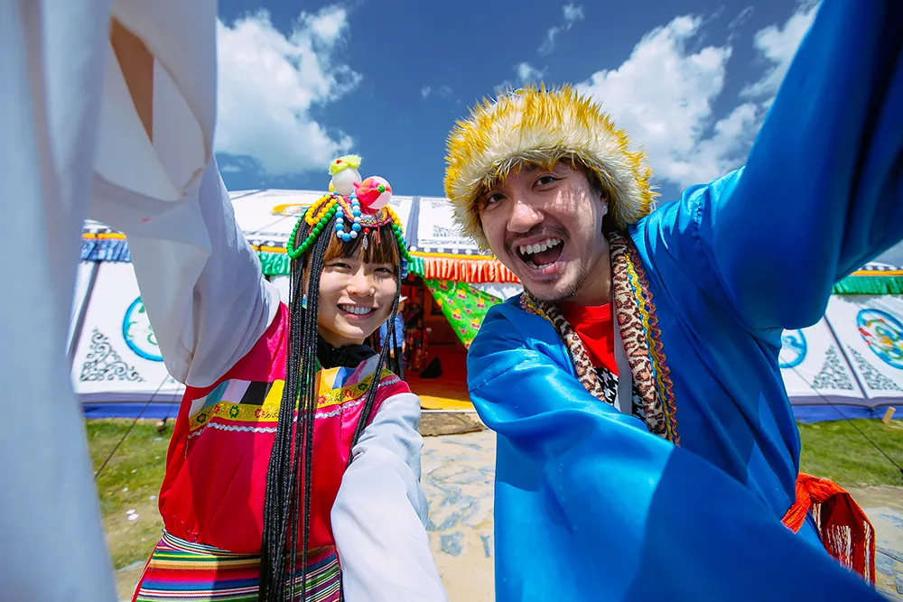 DIY Wedding Photoshoot, Qinghai Lake, Qinghai, China. theweddingnotebook.com
