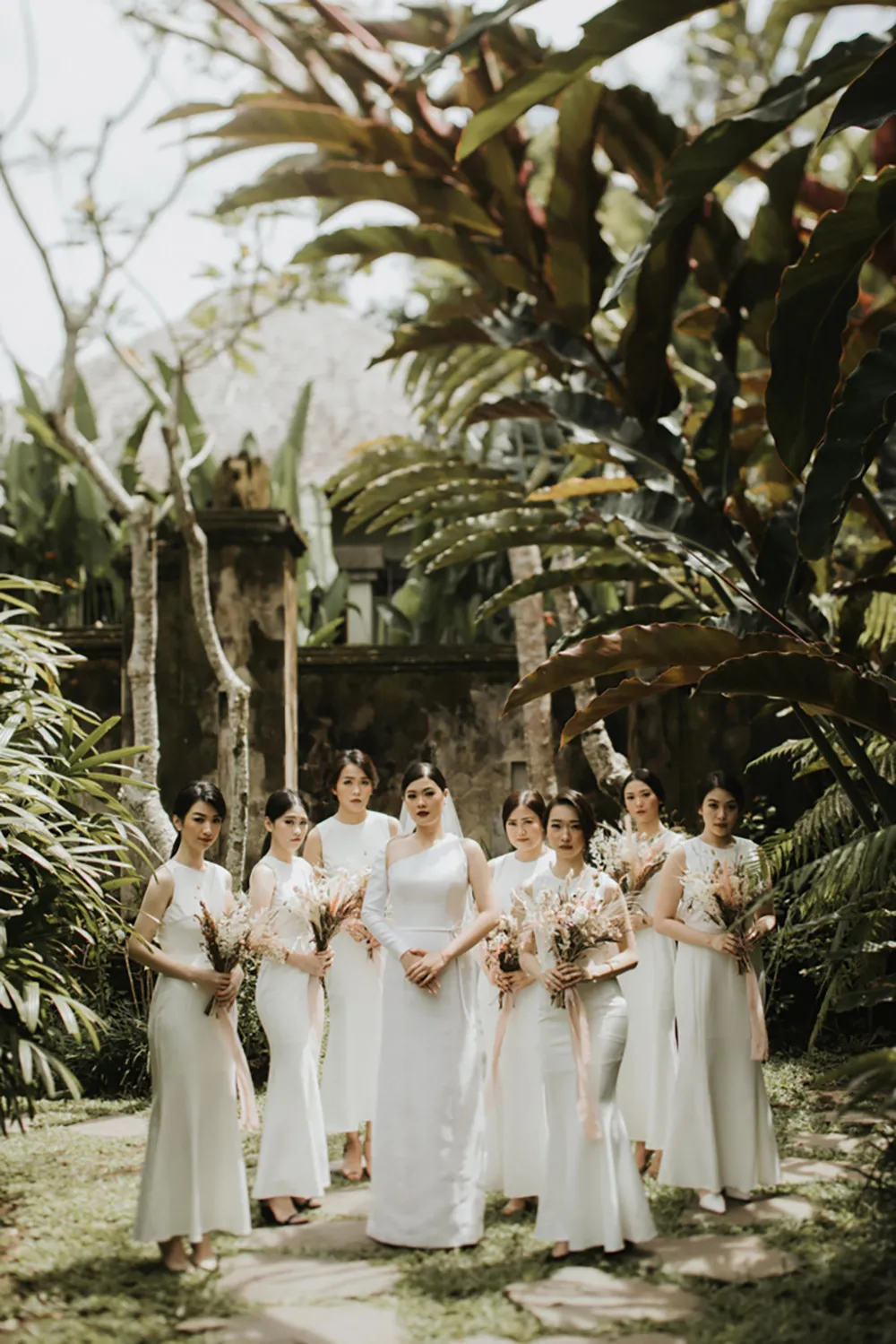 Bridesmaids in all white. Photo by Iluminen. theweddingnotebook.com