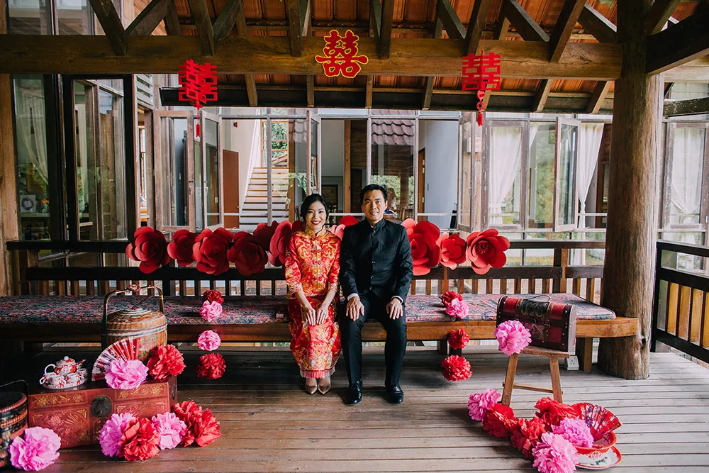 Traditional Chinese tea ceremony. Photo by Hellojanelee. theweddingnotebook.com