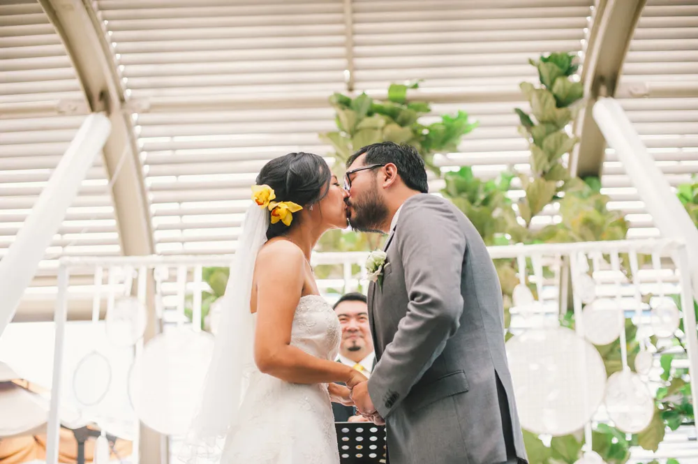 Photo by Munkeat Photography. theweddingnotebook.com