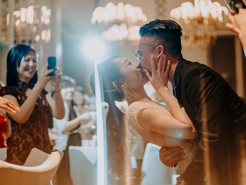 A Fun-Filled, Cream-Coloured Classic Wedding at St. Regis Caroline’s Mansion, Singapore