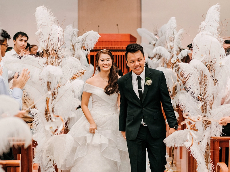 A Gatsby-Inspired White And Gold DIY Wedding