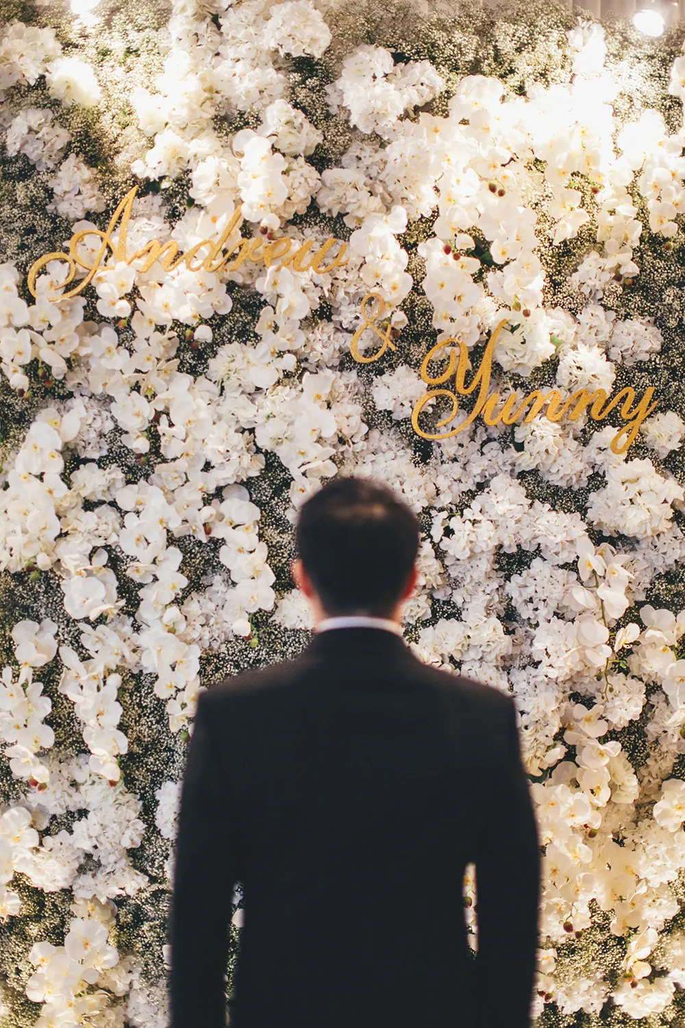 White floral photobooth. Photo by Adam Ong Photography. theweddingnotebook.com