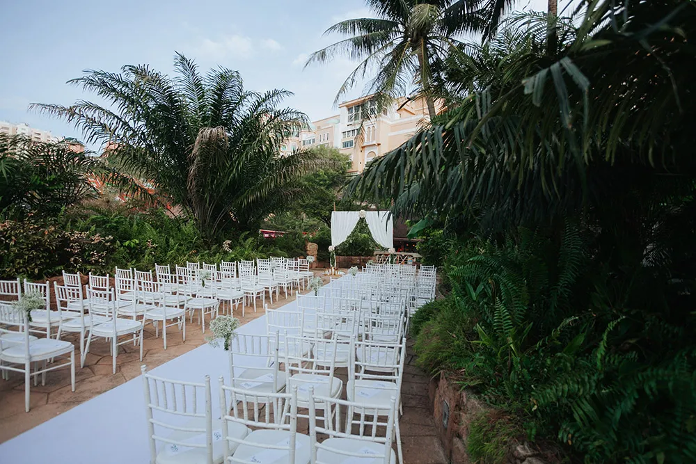 Photo by Munkeat Photography. theweddingnotebook.com