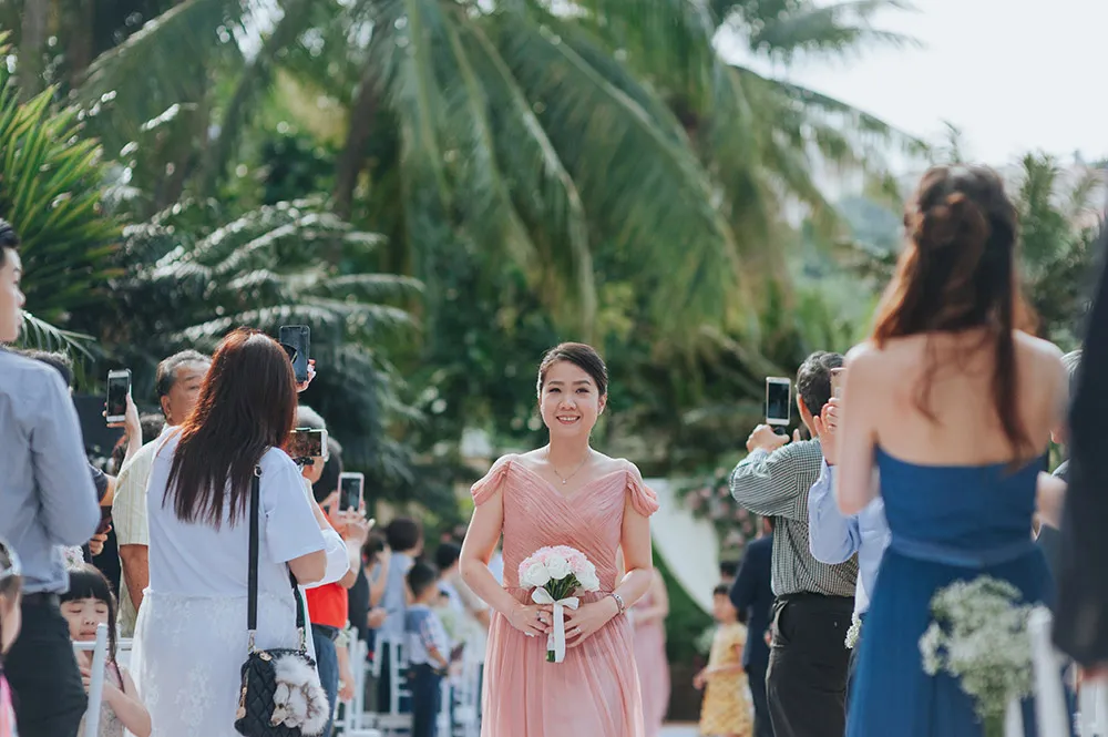 Photo by Munkeat Photography. theweddingnotebook.com