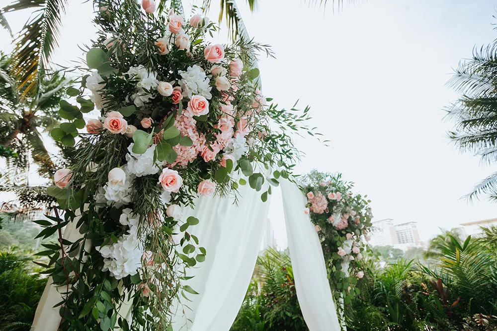 Photo by Munkeat Photography. theweddingnotebook.com