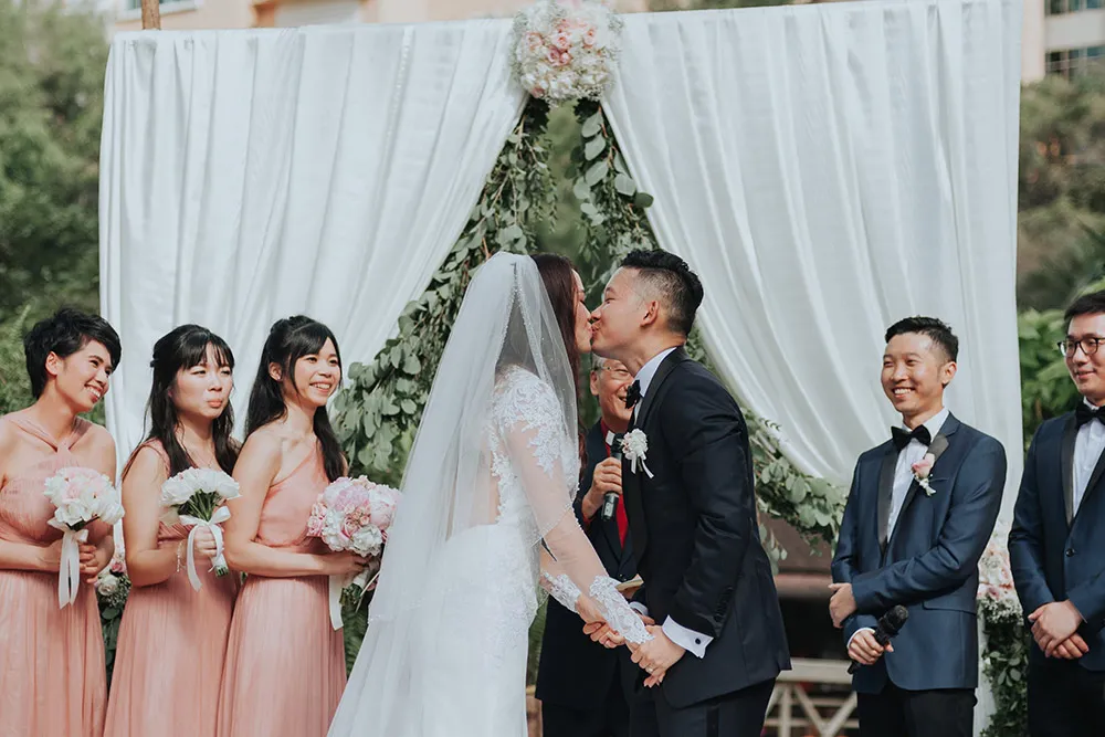 Photo by Munkeat Photography. theweddingnotebook.com