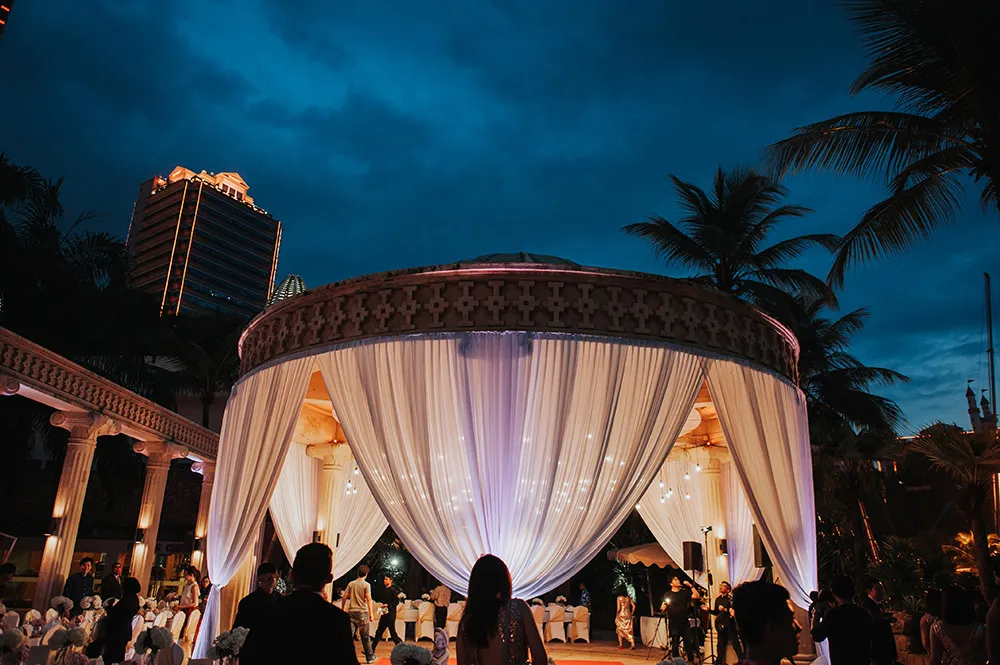 Photo by Munkeat Photography. theweddingnotebook.com