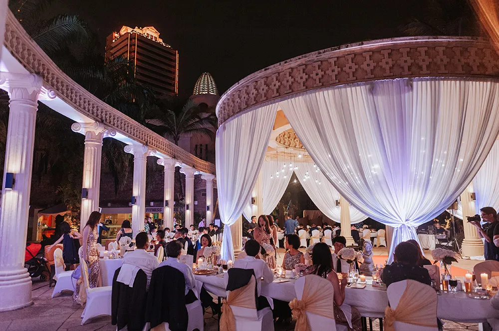 Photo by Munkeat Photography. theweddingnotebook.com