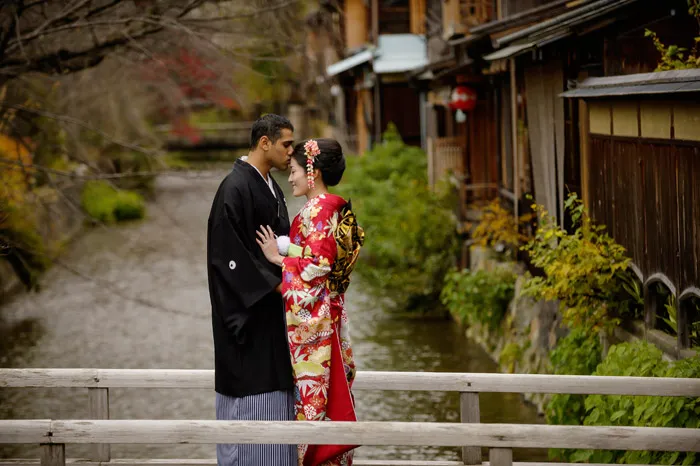 37 Frame Photography – Kyoto bridal portraits. theweddingnotebook.com