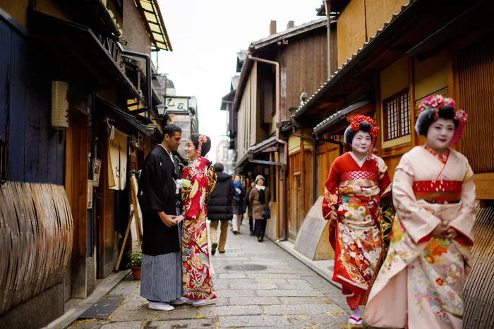 37 Frame Photography – Kyoto bridal portraits. theweddingnotebook.com