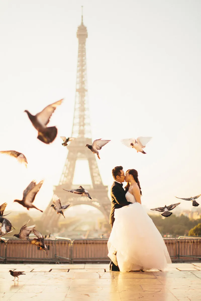 Destination bridal portraits in Paris. Photo by Adam Ong Photography. theweddingnotebook.com