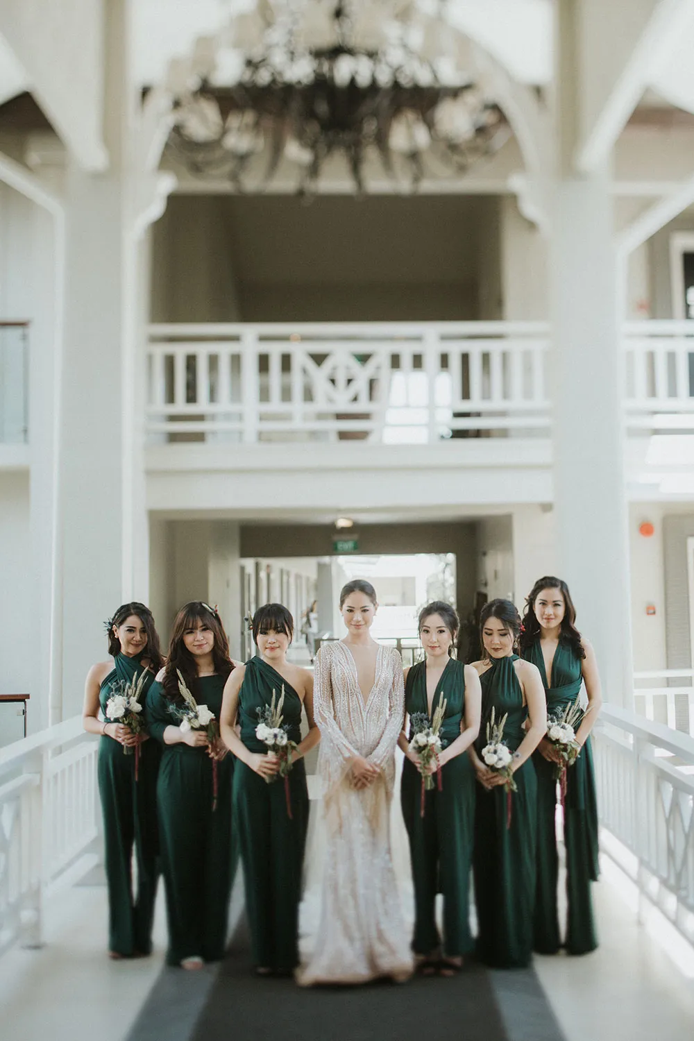 Forest green bridesmaids jumpsuits. Photo by Iluminen. theweddingnotebook.com