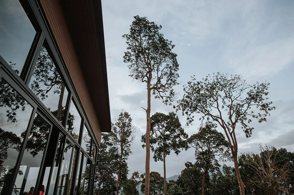 Photo by Zach Chin of Munkeat Studio. theweddingnotebook.com