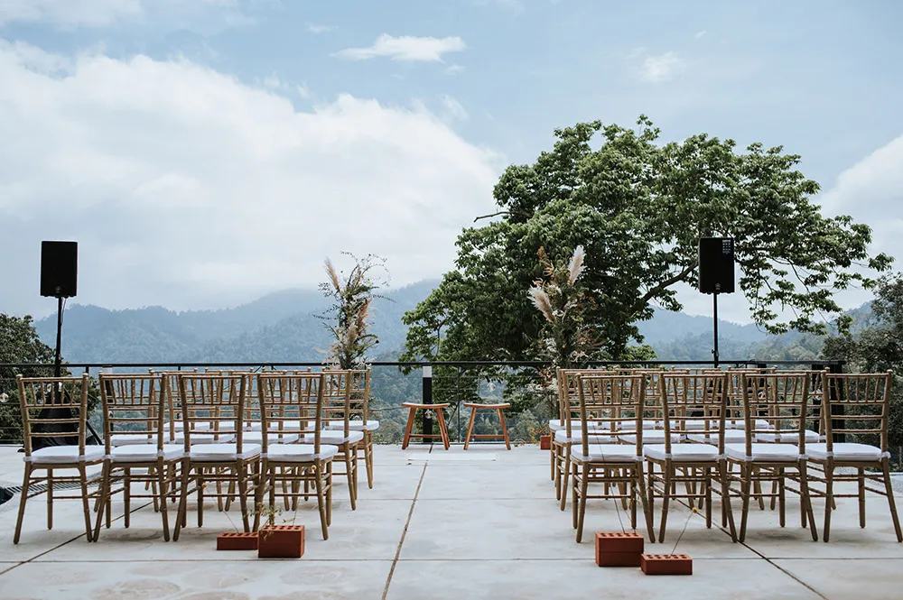 Photo by Zach Chin of Munkeat Studio. Flowers and Decor by ZáHuoHang. theweddingnotebook.com