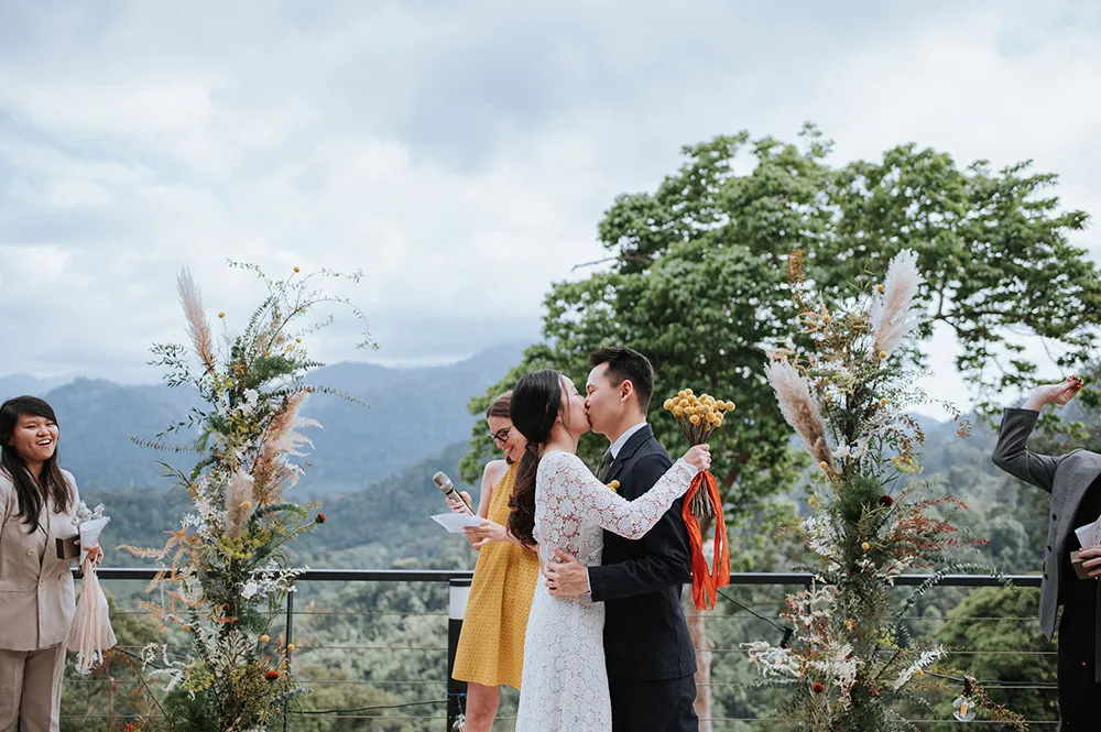 Photo by Zach Chin of Munkeat Studio. theweddingnotebook.com