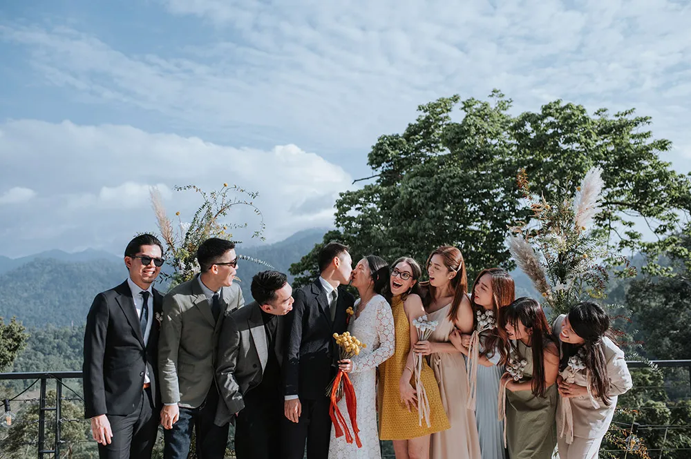 Photo by Zach Chin of Munkeat Studio. theweddingnotebook.com