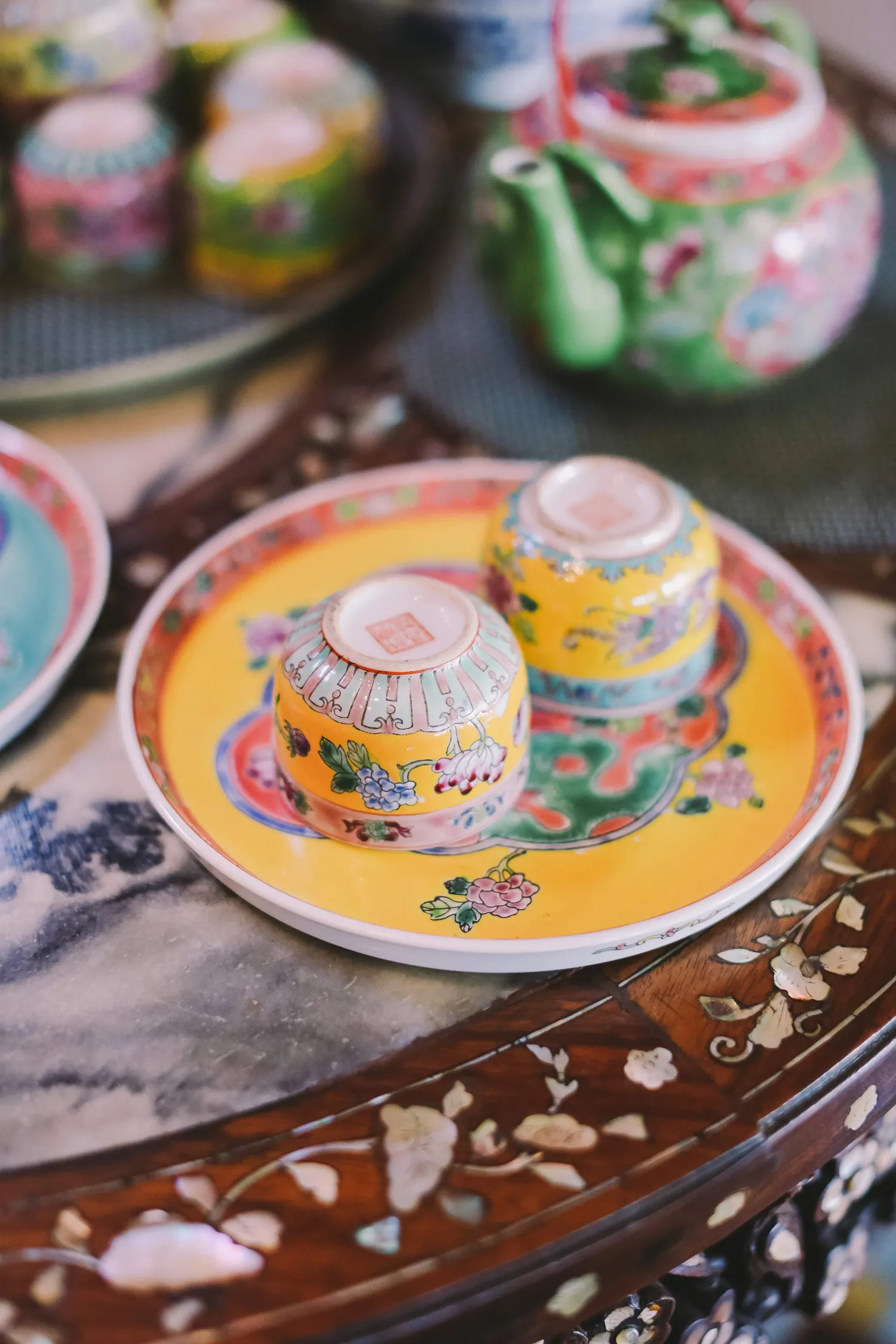 Chinese tea ceremony. Jenny Sun Photography. theweddingnotebook.com