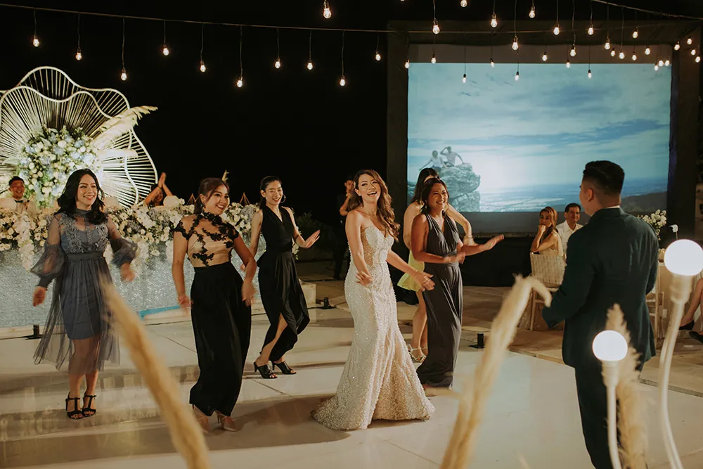 Photo by Fire Wood and Earth. theweddingnotebook.com