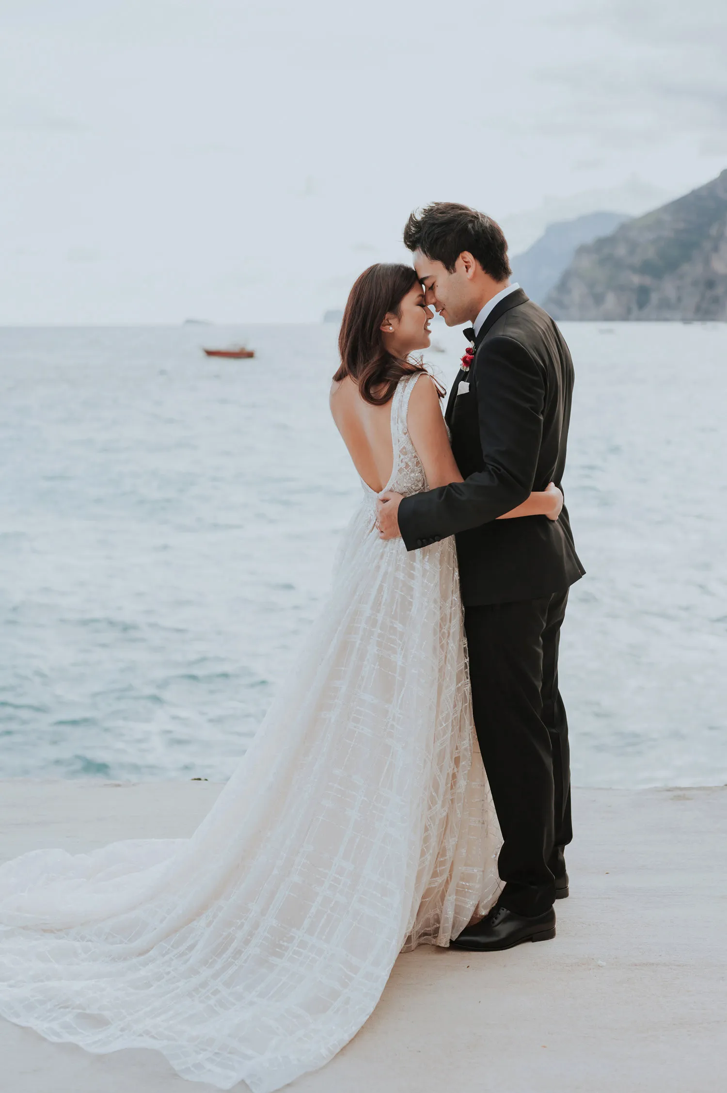 Destination wedding in Positano, Italy. Munkeat Photography. theweddingnotebook.com