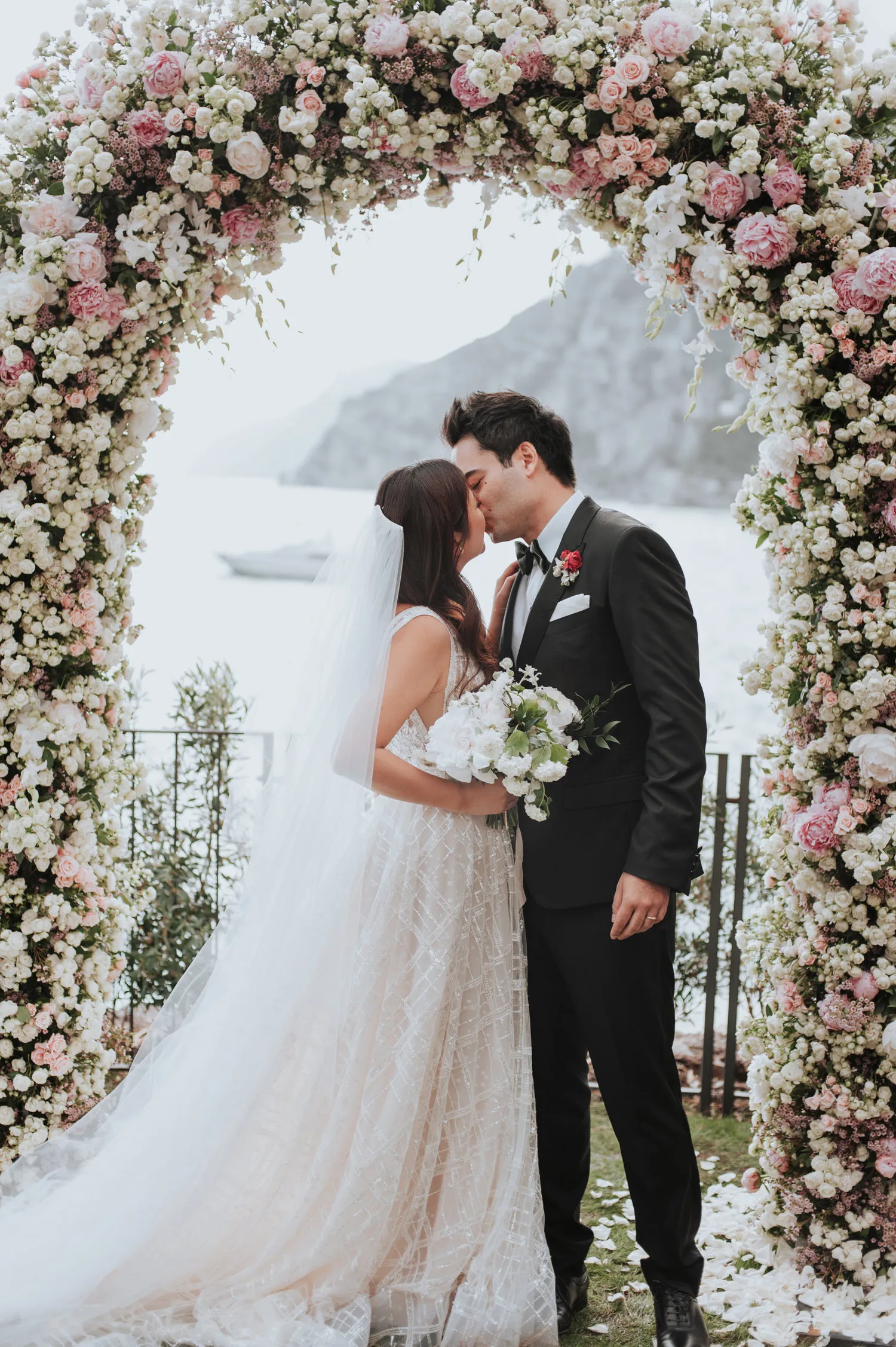 Destination wedding in Positano, Italy. Munkeat Photography. theweddingnotebook.com