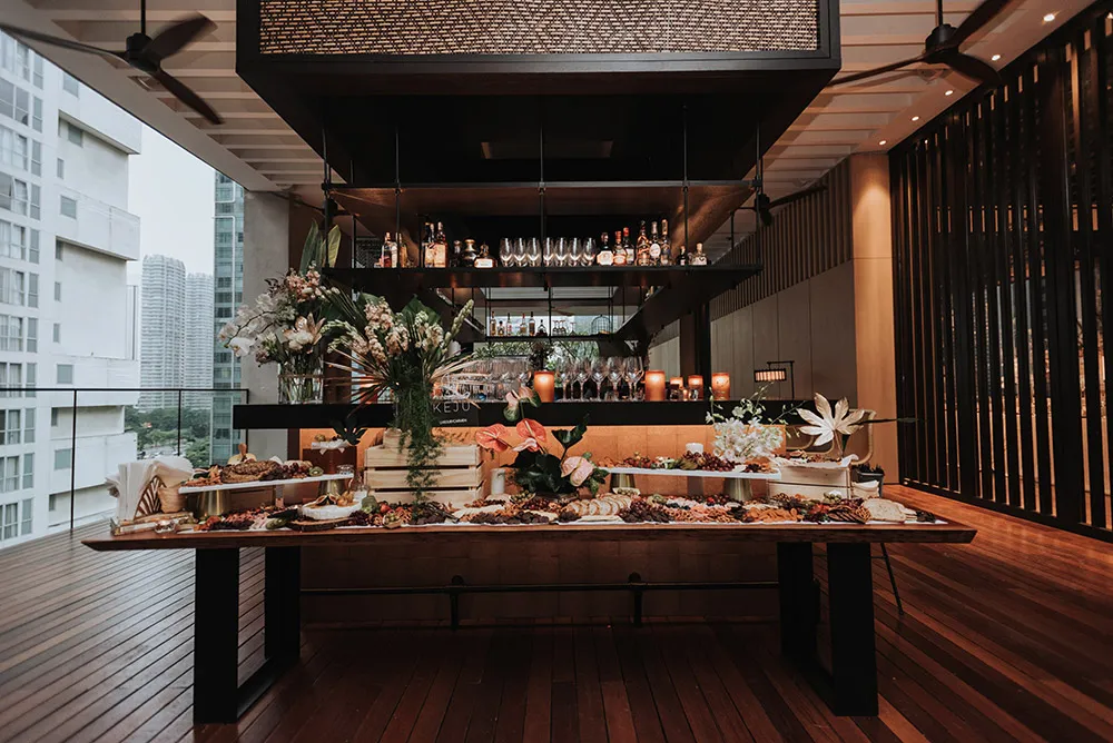 Photo by Munkeat Photography. theweddingnotebook.com