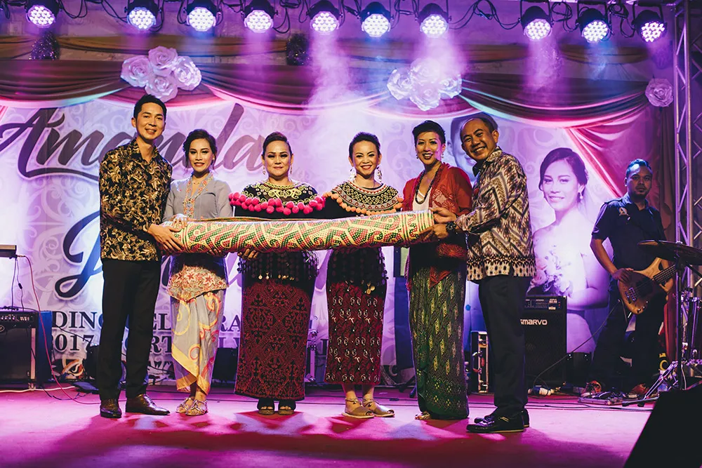 Photo by Bespoke Photographics. theweddingnotebook.com