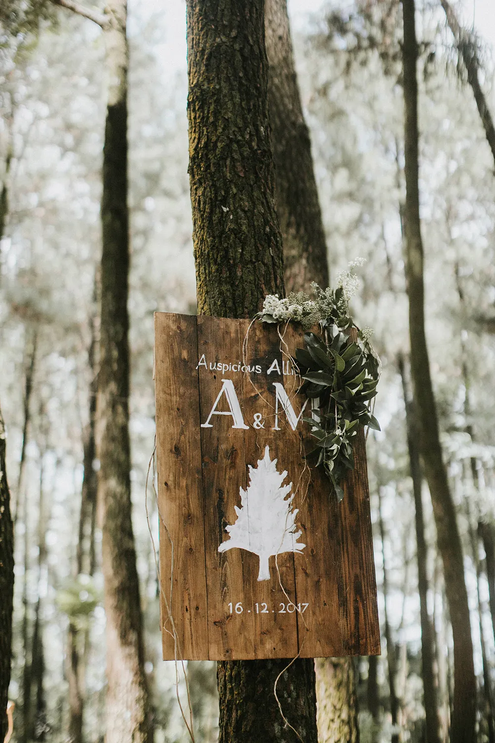 Sign for a forest wedding. Photo by Iluminen. theweddingnotebook.com