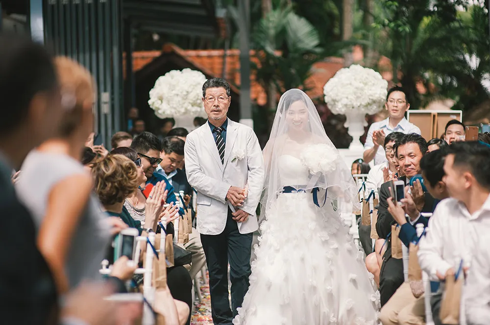 Photo by Munkeat Photography. theweddingnotebook.com