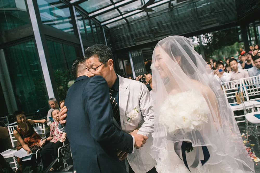 Photo by Munkeat Photography. theweddingnotebook.com