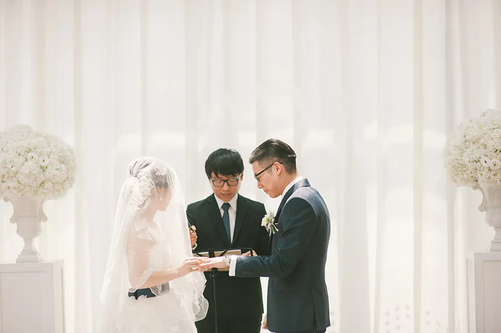 Photo by Munkeat Photography. theweddingnotebook.com