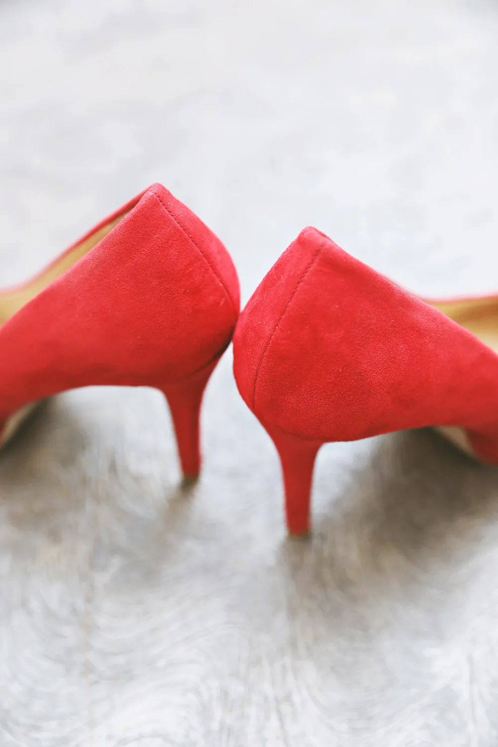 Red wedding shoes. Photo by Axioo. theweddingnotebook.com